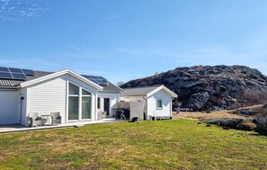 Exterior - Cozy home in Kyrkesund with WiFi (Kyrkesund)