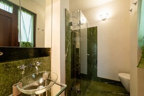 Shower, bidet, towels - Luxurious residence with large terrace overlooking Arena (Verona)