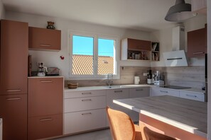 Micro-ondes, four, plaque de cuisson, lave-vaisselle
