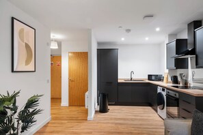 Réfrigérateur, micro-ondes, plaque de cuisson, bouilloire électrique