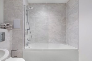 Towels, soap, shampoo, toilet paper - City Point Aberdeen by Guestz (Aberdeen)
