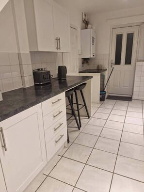 Fridge, microwave, oven, dishwasher - House Sleeps 10 With Garden and Pets Welcome (Wirral)