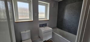 Combined shower/tub, deep soaking tub - House Sleeps 10 With Garden and Pets Welcome (Wirral)