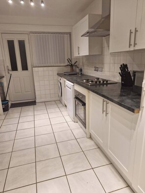Fridge, microwave, oven, dishwasher - House Sleeps 10 With Garden and Pets Welcome (Wirral)
