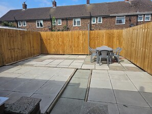 Outdoor dining - House Sleeps 10 With Garden and Pets Welcome (Wirral)