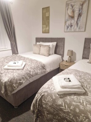 3 bedrooms, free WiFi - House Sleeps 10 With Garden and Pets Welcome (Wirral)