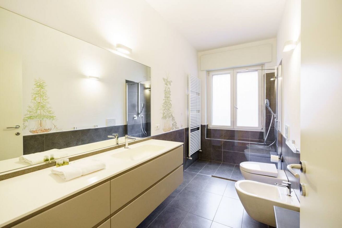 Shower, bidet, towels