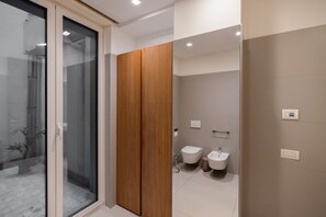 Shower, bidet, towels, shampoo - Modern and luxurious residence in the center of Verona (Verona)