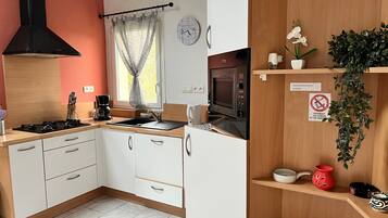 Een koelkast, een magnetron, een oven, een kookplaat