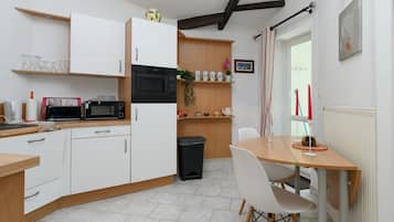 Refrigerador, microondas, horno, placa de cocina