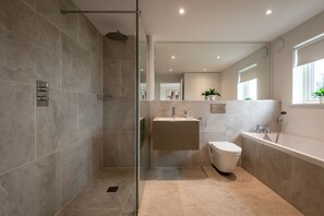 Shower, hair dryer, towels, soap - The Wee Holm | St Andrews (Kincaple)