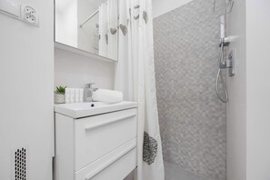 Dusche, Haartrockner, Handtücher, Shampoo