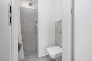 Shower, hair dryer, towels, shampoo - Bright Apartment in Warsaw | Close to Metro and Capitol Theatre (Warszawa)