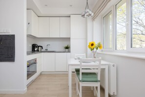 Fridge, microwave, oven, stovetop - Bright Apartment in Warsaw | Close to Metro and Capitol Theatre (Warszawa)