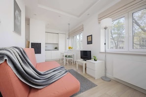 TV, offices - Bright Apartment in Warsaw | Close to Metro and Capitol Theatre (Warszawa)