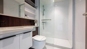 Suite Executive, 2 camere da letto, non fumatori | Bagno | Set di cortesia gratuito, asciugacapelli, bidet, asciugamani