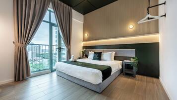 Deluxe Suite, 1 Bedroom, Non Smoking | Individually decorated, individually furnished, blackout drapes