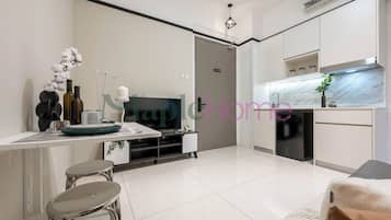 Deluxe Suite, 1 Bedroom, Non Smoking | Living room | 43-inch Smart TV with digital channels