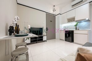 Deluxe Suite, 1 Bedroom, Non Smoking | Living room | 43-inch Smart TV with digital channels