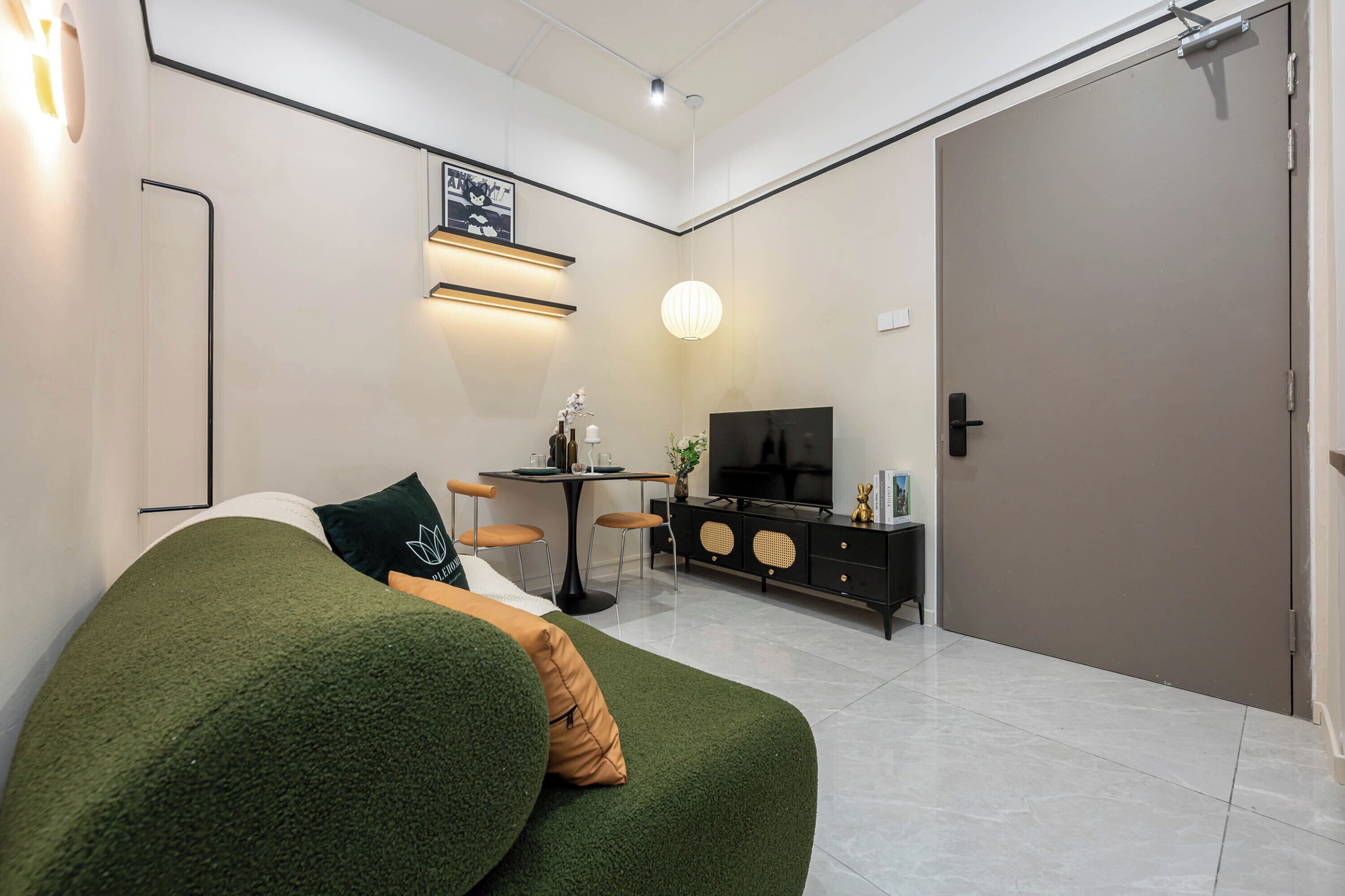 Suite Deluxe, 2 camere da letto, non fumatori | Area soggiorno | Smart TV 43 pollici con canali digitali