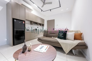 Suite Deluxe, 1 habitación, para no fumadores | Sala de estar | Smart TV de 43 pulgadas con canales digitales