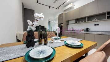 Deluxe Suite, 1 Bedroom, Non Smoking | Dining room
