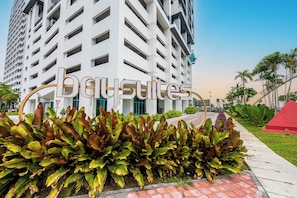 A hotel with a modern design, featuring a prominent sign with the name 'Berusuites.' - Bay Suites Premier Suites Kota Kinabalu (Kota Kinabalu)