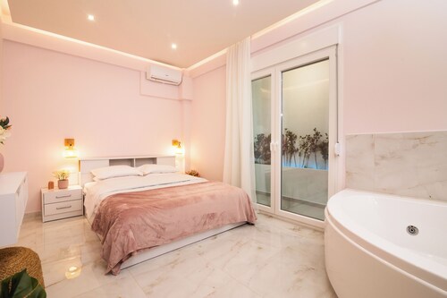 Almond II Jacuzzi Suite • Self Check-In • Easy&Free Street Parking