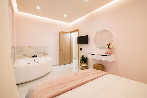 Almond II Jacuzzi Suite • Self Check-In • Easy&Free Street Parking