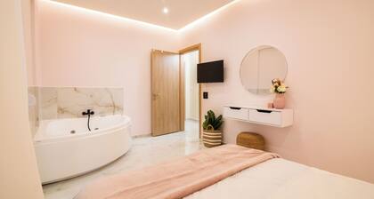 Almond II Jacuzzi Suite • Self Check-In • Easy&Free Street Parking