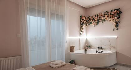 Almond II Jacuzzi Suite • Self Check-In • Easy&Free Street Parking