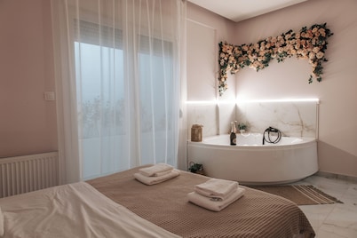 Almond II Jacuzzi Suite • Self Check-In • Easy&Free Street Parking