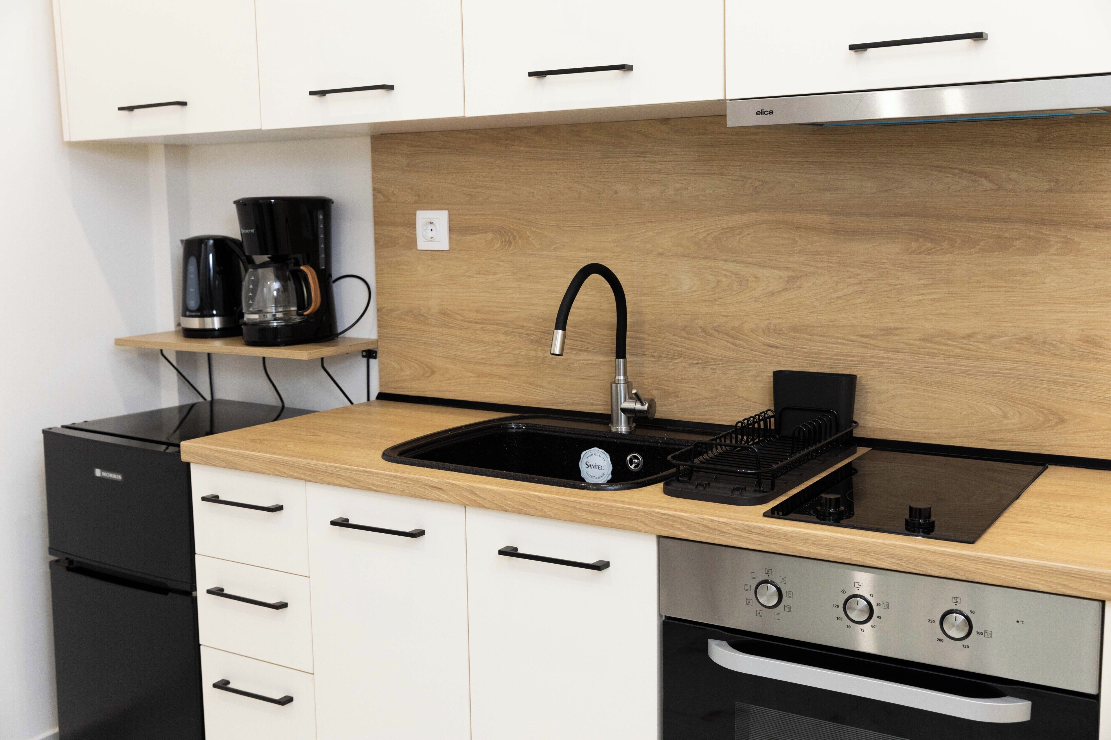 Fridge, oven, coffee/tea maker, electric kettle