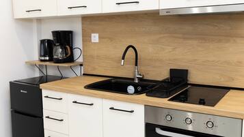 Fridge, oven, coffee/tea maker, electric kettle