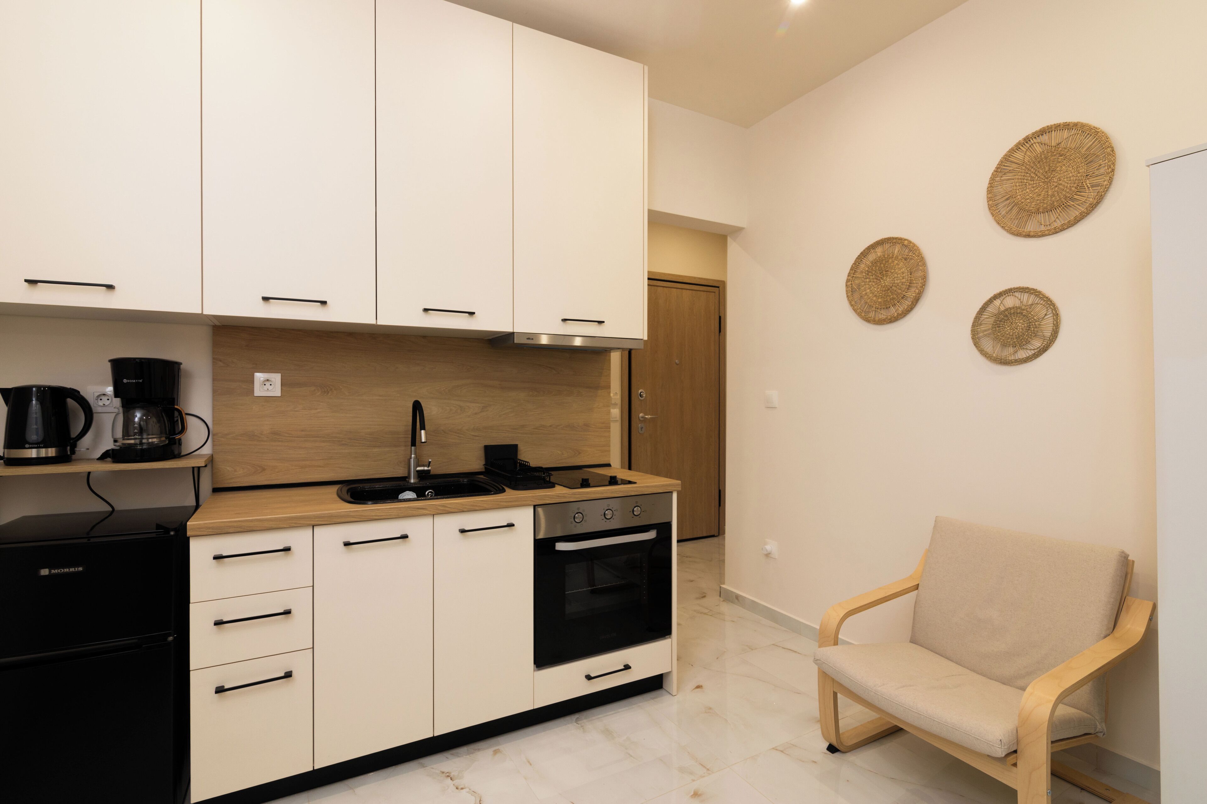 Fridge, oven, coffee/tea maker, electric kettle
