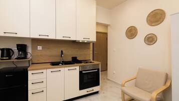 Fridge, oven, coffee/tea maker, electric kettle