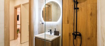 Almond II Jacuzzi Suite • Self Check-In • Easy&Free Street Parking