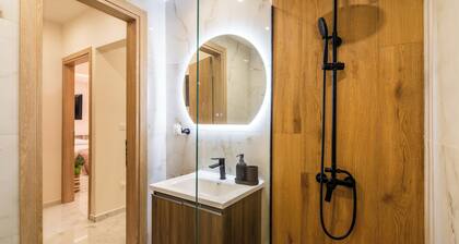 Almond II Jacuzzi Suite • Self Check-In • Easy&Free Street Parking