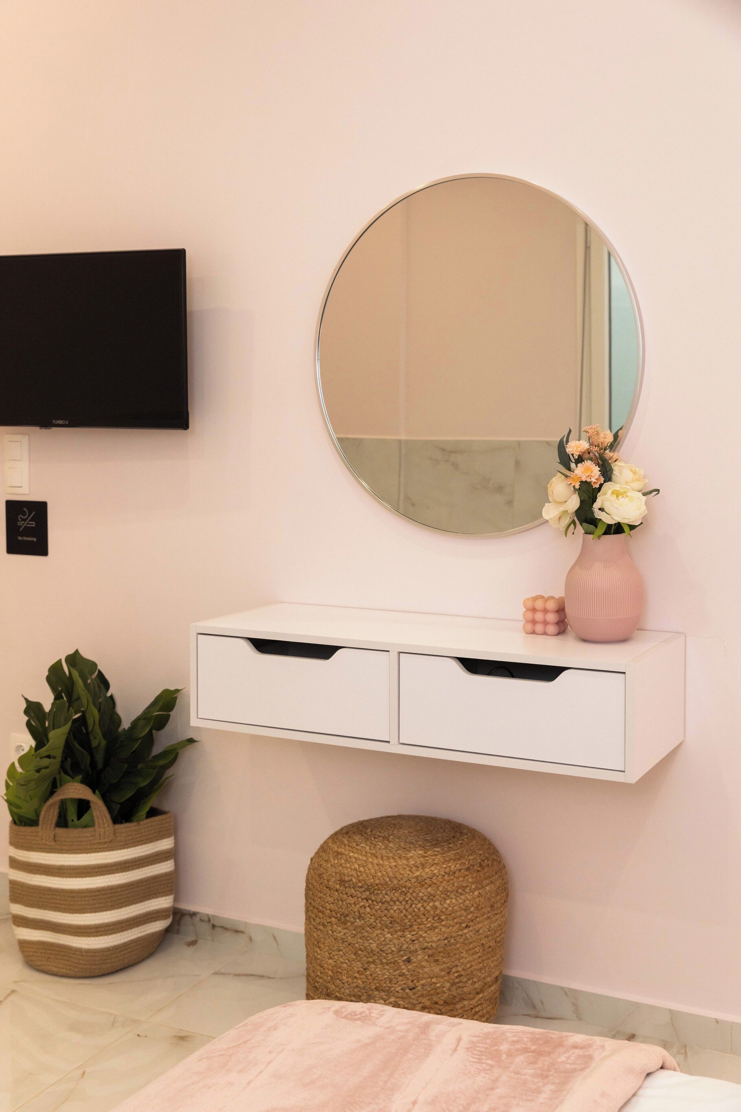 1 habitación, tabla de planchar con plancha y cuna de viaje 