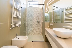 Shower, bidet, towels, shampoo - Elegant and modern residence in the heart of Verona (Verona)