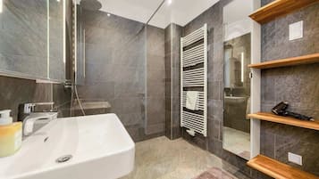 Dusche, Haartrockner, Shampoo