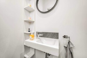 Dusche, Haartrockner, Shampoo