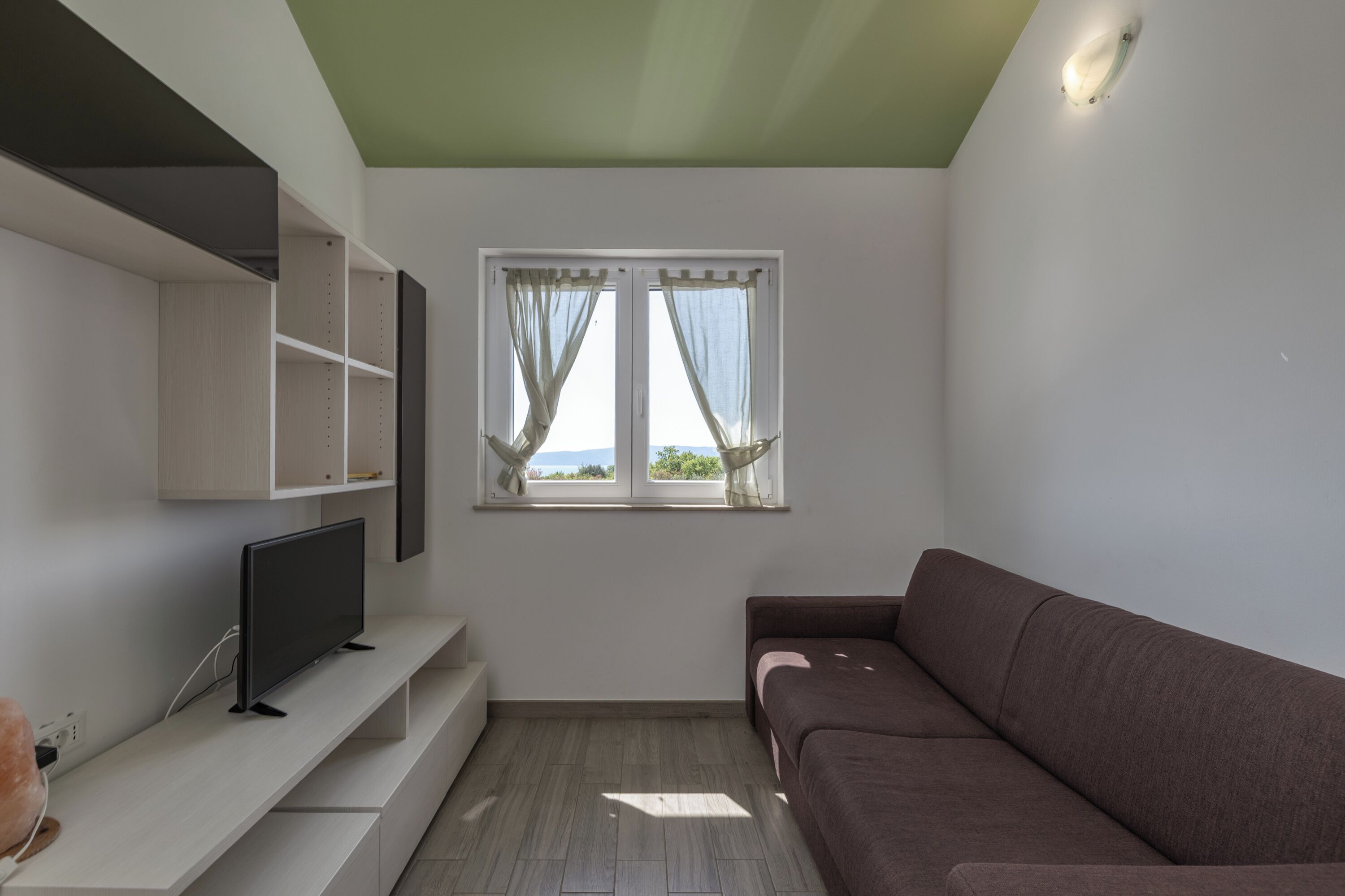 Apartament familiar, 1 dormitori, balcó (Wabi Sabi Apt3 Pool & Sea View) | Sala d'estar | Televisor de pantalla plana 