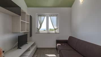 Familienapartment, 1 Schlafzimmer, Balkon (Wabi Sabi Apt3 Pool & Sea View) | Wohnbereich | Flachbildfernseher