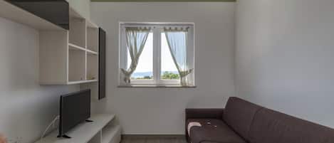 Departamento familiar, 1 habitación, balcón (Wabi Sabi Apt3 Pool & Sea View) | Área de sala de estar | Televisión de pantalla plana