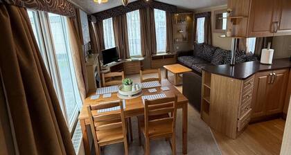 Cabin Caravan Sleeps 6 With Parking