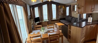 可住六人附停車位小屋及拖車