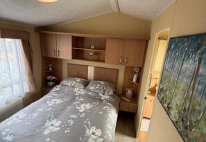 3 bedrooms, iron/ironing board, free WiFi, bed sheets - Cabin Caravan Sleeps 6 With Parking (Abergele)