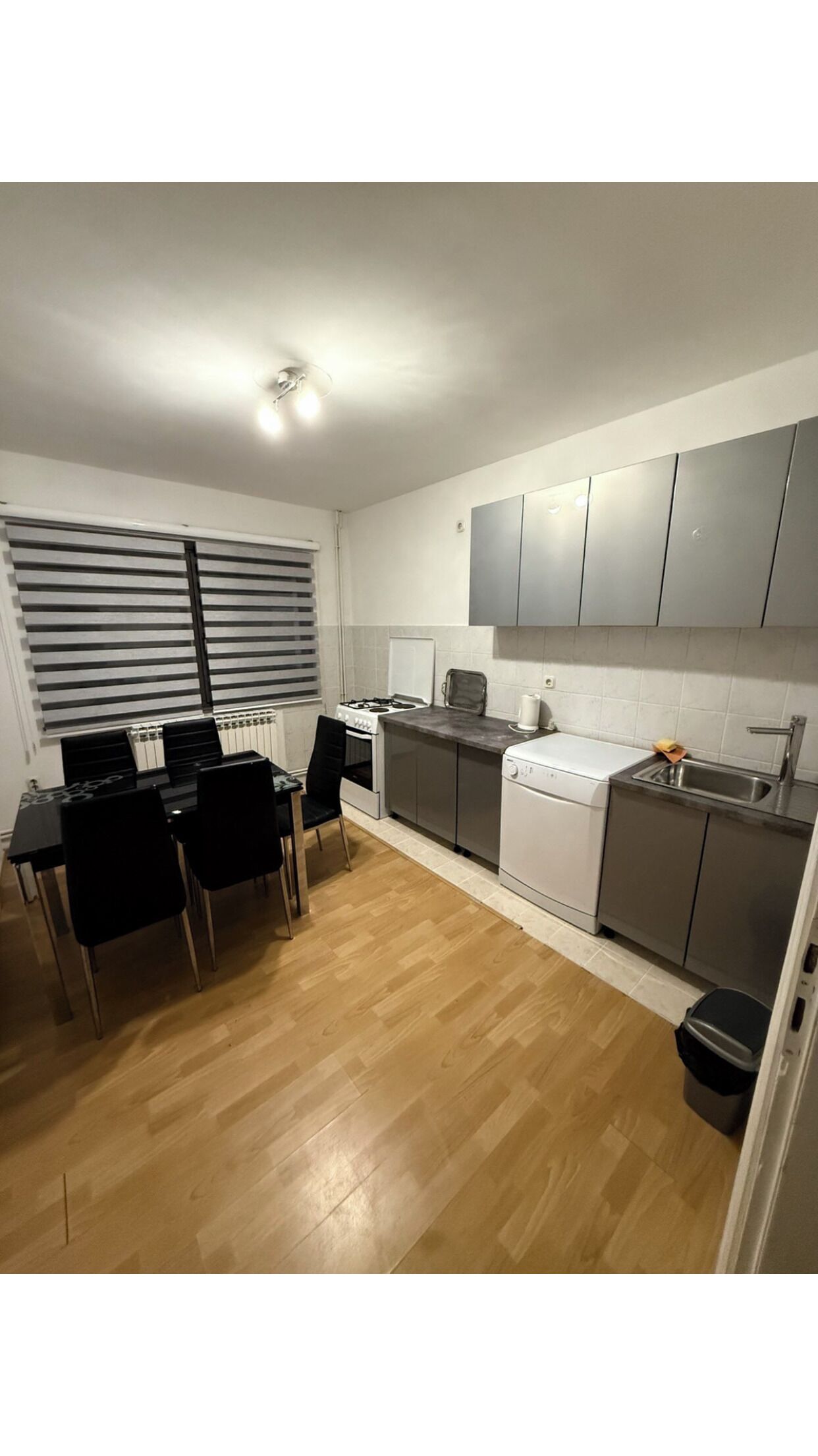 Frigorífico, placa de cocina, lavavajillas y hervidor eléctrico