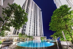 Udendørs pool, åben fra kl. 07.00 til kl. 22.00, liggestole
